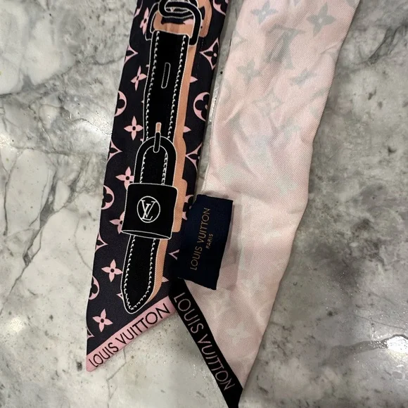 Louis Vuitton scarf. - Picture 2 of 6
